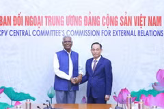 Trưởng Ban Đối ngoại Trung ương Lê Hoài Trung với Tổng Bí thư Đảng Cộng sản Ấn Độ Doraisamy Raja. (Ảnh: Phương Hoa/TTXVN)