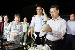 Ông Nguyễn Văn Dũng, Phó Chủ tịch Ủy ban Nhân dân Thành phố Hồ Chí Minh kiểm tra tại chợ đầu mối Bình Điền. (Ảnh: Đinh Hằng/TTXVN)