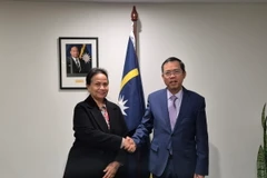 Đại sứ Việt Nam tại Australia Phạm Hùng Tâm (phải) chào xã giao Cao ủy Nauru Camilla Solomon. (Ảnh: TTXVN phát)