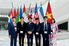 Đội tuyển Việt Nam gồm 4 học sinh (đứng giữa trong ảnh) tham dự Olympic Sinh học quốc tế năm 2024. (Nguồn: Bộ Giáo dục và Đào tạo)