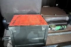 Két sắt đối tượng Trực dùng để bỏ "đá hủy diệt sắt" bán cho ông N với giá 2,1 tỷ đồng. (Ảnh: TTXVN phát)