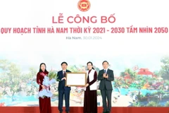 Phó Thủ tướng Chính phủ Trần Hồng Hà trao Quyết định phê duyệt Quy hoạch tỉnh Hà Nam. (Ảnh: Đại Nghĩa/TTXVN)