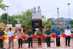 Cắt băng khánh thành công trình Tượng đài 'Bác Hồ với chiến sỹ biên phòng.' (Ảnh: TTXVN phát)