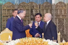Chủ tịch nước Tô Lâm và Quốc vương Norodom Sihamoni chúc mừng mối quan hệ giữa Việt Nam và Campuchia ngày càng phát triển. (Ảnh: Nhan Sáng/TTXVN)