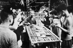 Ở chiến khu Việt Bắc trong thời kỳ kháng chiến chống Pháp, Bác Hồ sống chung với cán bộ, nhân viên; cùng ăn, ở, sinh hoạt như mọi người. (Ảnh: TTXVN)