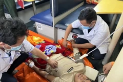Chăm sóc y tế cho thuyền viên gặp nạn. (Ảnh: TTXVN phát)