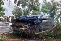 Xe ôtô bán tải sau khi va chạm với xe máy tiếp tục đâm sập tường rào một khu rẫy ven Quốc lộ 26. (Ảnh: Tuấn Anh/TTXVN)