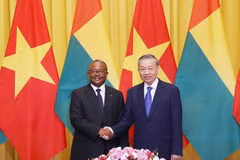 Tổng Bí thư, Chủ tịch nước Tô Lâm và Tổng thống Guinea-Bissau Umaro Sissoco Embaló trước khi tiến hành hội đàm. (Ảnh: Lâm Khánh/TTXVN)