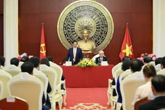 Thủ tướng Phạm Minh Chính phát biểu khi đến thăm cán bộ, nhân viên Đại sứ quán Việt Nam tại Trung Quốc. (Ảnh: Dương Giang/TTXVN)