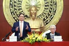 Thủ tướng Phạm Minh Chính phát biểu khi đến thăm cán bộ, nhân viên Đại sứ quán Việt Nam tại Trung Quốc. (Ảnh: Dương Giang/TTXVN)