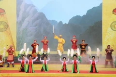 Một tiết mục văn nghệ đặc sắc tại lễ kỷ niệm. (Ảnh: Đức Phương/TTXVN)