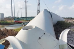 Tuabin điện gió thuộc Dự án Nhà máy Điện gió Hòa Bình 5 (giai đoạn 1) bị rơi gãy cánh quạt. (Ảnh: Chanh Đa/TTXVN)