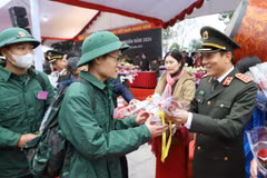 Thượng tướng Lương Tam Quang, Ủy viên Trung ương Đảng, Thứ trưởng Bộ Công an tặng hoa chúc mừng các tân binh. (Ảnh: Thế Duyệt/TTXVN)
