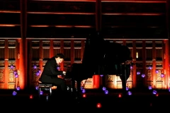 Nghệ sỹ Steve Barakatt trình diễn tại không gian cổ kính của vườn Thiệu Phương, Đại Nội Huế. (Ảnh: Tường Vi/TTXVN)