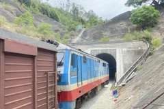 Tàu hàng ASY22 chạy vào hầm đường sắt Chí Thạnh. (Ảnh: Tường Quân/TTXVN)