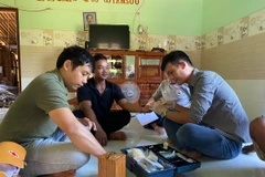 Cán bộ y tế tiến hành lấy mẫu, xét nghiệm để phát hiện các ca mắc sốt rét tại xã Khánh Thượng, huyện Khánh Vĩnh, tỉnh Khánh Hòa. (Ảnh: TTXVN phát)