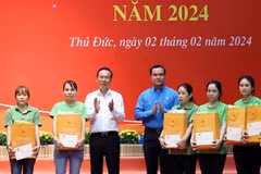 Chủ tịch nước Võ Văn Thưởng tặng quà cho công nhân, người lao động, gia đình có hoàn cảnh khó khăn. (Ảnh: Thống Nhất/TTXVN)