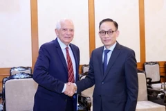 Trưởng Ban Đối ngoại Trung ương Lê Hoài Trung tiếp Phó Chủ tịch Ủy ban châu Âu (EC), Đại diện cấp cao Liên minh châu Âu (EU) về Chính sách đối ngoại và an ninh Josep Borrell Fontelles. (Ảnh: Phương Hoa/TTXVN)