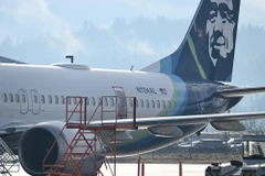 Máy bay Boeing 737 MAX của hãng hàng không Alaska Airlines hạ cánh khẩn cấp tại thành phố Portland, bang Oregon, Mỹ sau sự cố bung cửa, ngày 23/1/2024. (Ảnh: AFP/TTXVN)