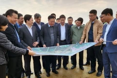 Bí thư Thành ủy Hà Nội Đinh Tiến Dũng kiểm tra tình hình thực hiện dự án Vành đai 4. (Ảnh: TTXVN phát)