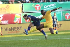 LPBank Hoàng Anh Gia Lai dồn toàn lực tấn công hòng tìm kiếm bàn thắng.