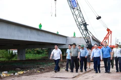 Thủ tướng Phạm Minh Chính kiểm tra công trường thi công Dự án Cao tốc Cần Thơ-Cà Mau đoạn qua tỉnh Hậu Giang. (Ảnh: Dương Giang/TTXVN)