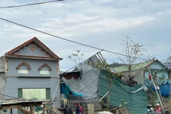 Nhà dân trên địa bàn huyện Sốp Cộp bị tốc mái sau trận mưa đá, giông lốc xảy ra vào khoảng 13 giờ 30 phút, ngày 22/3. (Ảnh: TTXVN phát)