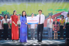 Quyền Chủ tịch nước Võ Thị Ánh Xuân trao 300 suất học bổng trị giá 300 triệu đồng tặng các em học sinh dân tộc thiểu số vượt khó học giỏi trên địa bàn tỉnh Điện Biên. (Ảnh: Phan Quân/TTXVN)