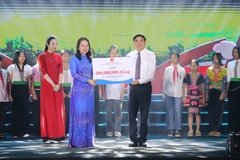 Quyền Chủ tịch nước Võ Thị Ánh Xuân trao 300 suất học bổng trị giá 300 triệu đồng tặng các em học sinh dân tộc thiểu số vượt khó học giỏi trên địa bàn tỉnh Điện Biên. (Ảnh: Phan Quân/TTXVN)