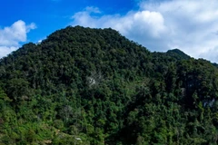 Hang Táu nằm biệt lập trong thung lũng, bao quanh bốn bề là núi cao. (Ảnh: Phạm Tuấn Anh/TTXVN)