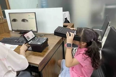 Làm thủ tục cấp căn cước cho trẻ em. (Nguồn: TTXVN)