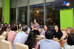 Đại sứ Việt Nam tại Hungary Nguyễn Thị Bích Thảo phát biểu tại cuộc gặp đại diện Hội Phụ nữ Việt Nam tại Hungary. (Ảnh: TTXVN phát)