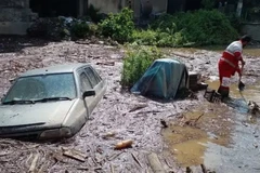 Khu vực bị lũ quét tại Savadkuh, miền Bắc Iran ngày 25/6. (Ảnh: Iran International/TTXVN)