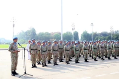 Đại tá Phạm Mạnh Thắng, Cục trưởng Cục Gìn giữ Hòa bình Việt Nam thay mặt đơn vị báo công dâng Bác. (Ảnh: Trọng Đức/TTXVN)