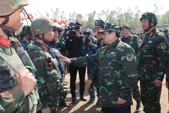 Thủ tướng Phạm Minh Chính chỉ đạo diễn tập, kiểm tra khả năng sẵn sàng chiến đấu, làm chủ vũ khí trang bị kỹ thuật mới hiện đại của Quân đoàn 12. (Ảnh: Dương Giang/TTXVN)