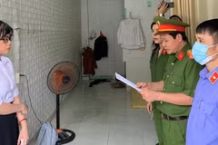 Cơ quan Cảnh sát điều tra Công an thành phố Biên Hòa thi hành Lệnh khởi tố bị can, Lệnh khám xét nơi ở của Lâm Thị Ngọc Tuyền. (Ảnh: Đình Biên/TTXVN phát)