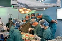 Các bác sỹ Bệnh viện Ung bướu Thành phố Hồ Chí Minh phẫu thuật ung thư cổ tử cung cho người bệnh. (Ảnh: TTXVN phát)