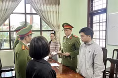 Cơ quan Cảnh sát Điều tra thi hành quyết định khởi tố bị can, lệnh bắt tạm giam đối với Đào Xuân Hùng. (Ảnh: TTXVN phát)