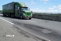 Một đoạn tuyến đường cao tốc Đà Nẵng-Quảng Ngãi bị bong bật mặt đường. (Ảnh: TTXVN)