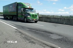 Một đoạn tuyến đường cao tốc Đà Nẵng-Quảng Ngãi bị bong bật mặt đường. (Ảnh: TTXVN)