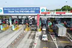 Các phương tiện đã dán thẻ VETC lưu thông qua làn thu phí tự động ETC tại trạm thu phí BOT Nội Bài-Lào Cai. (Ảnh: TTXVN phát)