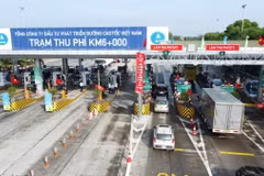 Các phương tiện đã dán thẻ VETC lưu thông qua làn thu phí tự động ETC tại trạm thu phí BOT Nội Bài-Lào Cai. (Ảnh: TTXVN phát)