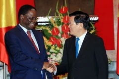 Chủ tịch nước Trương Tấn Sang tiếp Bộ trưởng Ngoại giao và Hợp tác nước Cộng hòa Congo Basile Ikouébé. (Ảnh: Nguyễn khang/TTXVN)