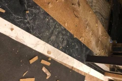 Hiện trường phào chỉ đá ốp mặt ngoài chung cư rơi tự do tại tòa chung cư DlePontDor 36 Hoàng Cầu. (Ảnh: CTV/Vietnam+)