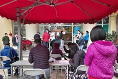 Người dân đổ xô đến Văn phòng đăng ký đất đai thành phố Hà Nội nộp hồ sơ, làm thủ tục "xóa nợ" tiền sử dụng đất. (Ảnh: Hùng Võ/Vietnam+)