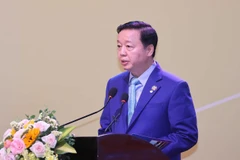 Bộ trưởng Bộ Tài nguyên và Môi trường Trần Hồng Hà trình bày báo cáo đánh giá 3 năm thực hiện Nghị quyết số 120/NQ-CP. (Ảnh: Thống Nhất/TTXVN)