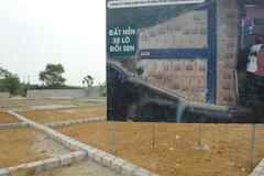 Bảng giới thiệu về khu đất để hấp dẫn người mua. (Nguồn ảnh: TTXVN) 