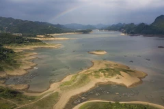 Từ tháng 5/2021 đến nay, mực nước hồ Hoà Bình đã xuống thấp kỷ lục so với nhiều năm trở lại đây. (Ảnh: Trọng Đạt-TTXVN)