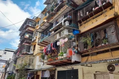 Qua 45 năm tồn tại, đến nay nhiều dãy nhà chung cư cũ 60 Thổ Quan đã xuống cấp với mức độ nguy hiểm được Sở Xây dựng Hà Nội xác định ở cấp B và C. (Ảnh: Hùng Võ/Vietnam+)