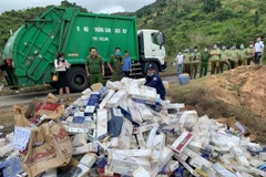 Tiêu hủy thuốc lá ngoại nhập lậu. (Ảnh minh họa. Nguồn: TTXVN phát)